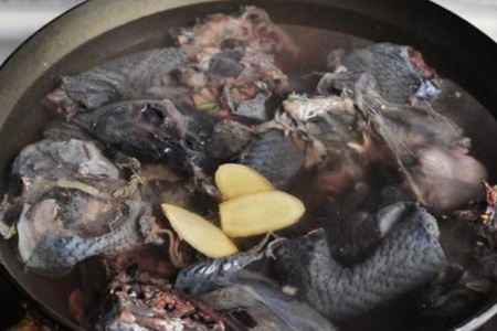 乌鸡汤怎么炖最有营养，这道乌鸡汤的做法汤汁鲜美补气血