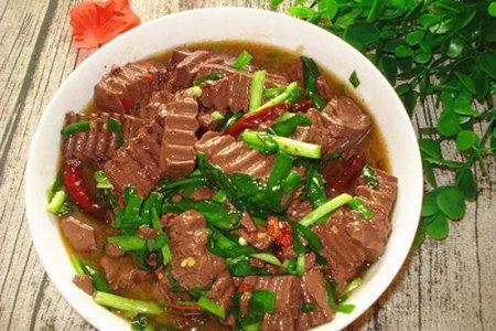 猪血怎么做好吃，韭菜炒猪血的家常做法