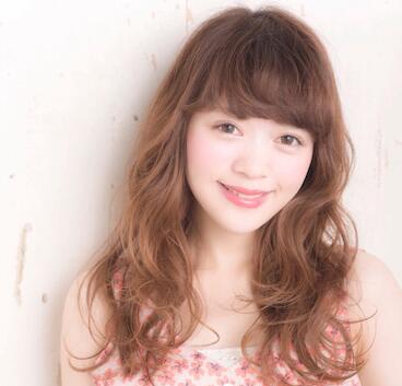 2023最新流行女生自然蓬松卷发发型