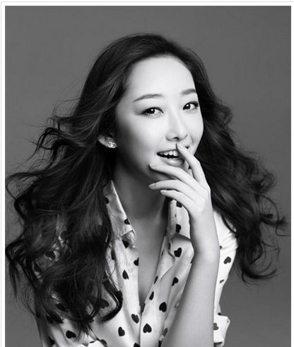 高贵迷人的长发女士流行卷发发型 尽显女性的妩媚风情