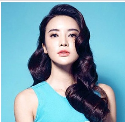 高贵迷人的长发女士流行卷发发型 尽显女性的妩媚风情