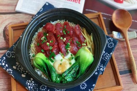 腊肠怎么做好吃，这道腊肠煲仔饭的做法低脂肪高营养