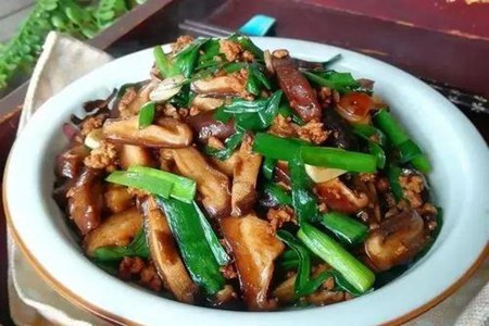 蘑菇怎么炒好吃，这三种香菇的做法鲜香味美超下饭