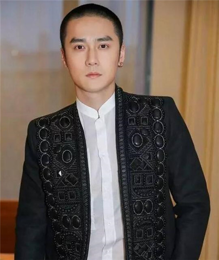 高颜值男生卡尺头和光头都非常的适合！