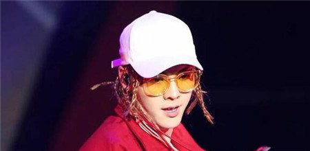 男明星脏辫发型谁更帅，鹿晗千玺吴亦凡拽翻天！