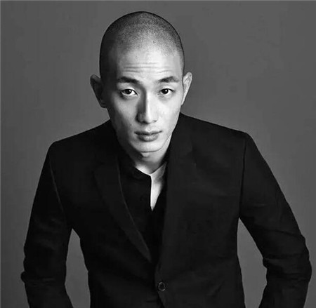 高颜值男生卡尺头和光头都非常的适合！