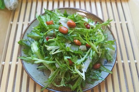 苦菊怎么做好吃，这道苦菊凉拌菜的做法清脆爽口