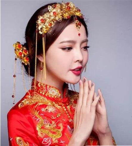 圆脸长发适合的复古中式新娘发型