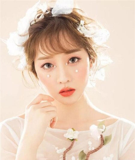 鲜花蓬松新娘盘发 蓬松慵懒有气质