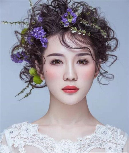 鲜花蓬松新娘盘发 蓬松慵懒有气质