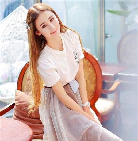 校园清纯直发发型 演绎文艺甜美风