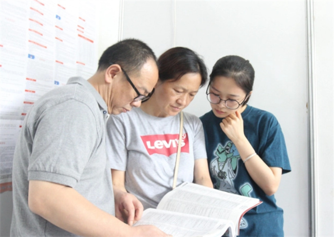 优秀父母教出优秀孩子：3个孩子2个考上清华 母亲称只教孩子做人 