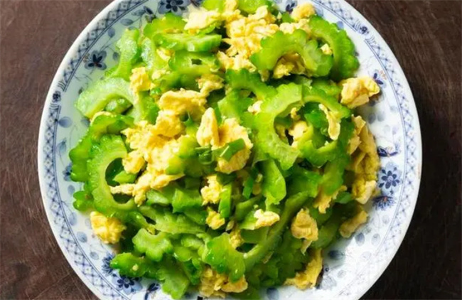 炒苦瓜 切忌直接下锅 炒前做好2步 脆嫩入味 苦味涩味全无 
