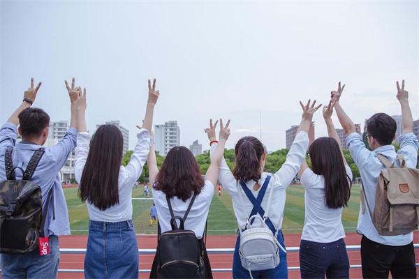 孩子上大学要准备些什么 大学开学开车送孩子有必要吗 