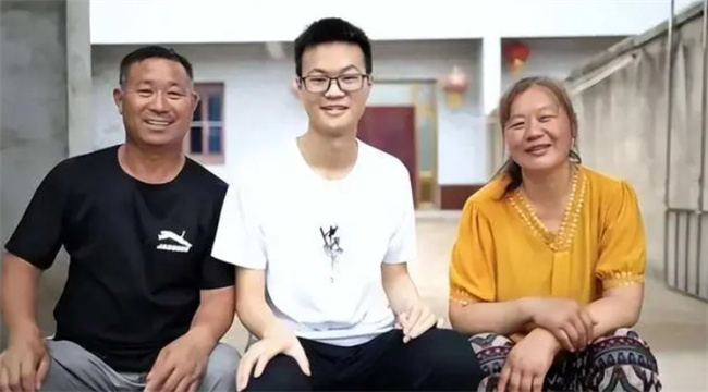 优秀父母教出优秀孩子：3个孩子2个考上清华 母亲称只教孩子做人 