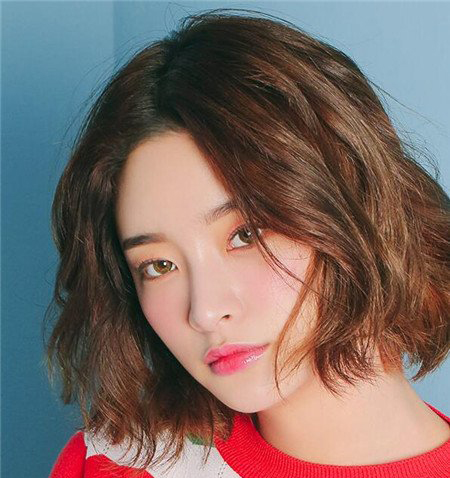 大脸女生适合的发型中短发烫发发型