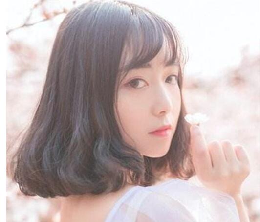 长度齐肩的发型尾烫个内扣
