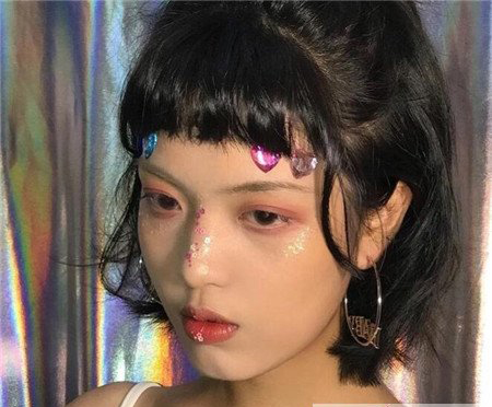 最流行的发型“眉上刘海”短发发型设计搭配！