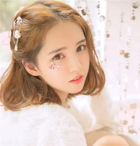 大脸女生适合的发型中短发烫发发型