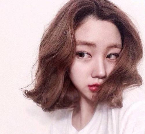 大脸女生适合的发型中短发烫发发型