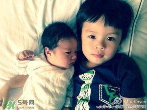 小花妹妹正面照 小花妹妹近照 邓超女儿小花正面照片