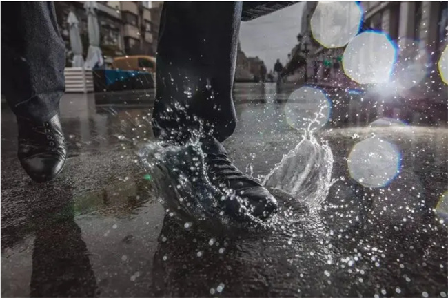 已有孩子出事 雨后路边都是这东西 千万别碰 真的会出人命 
