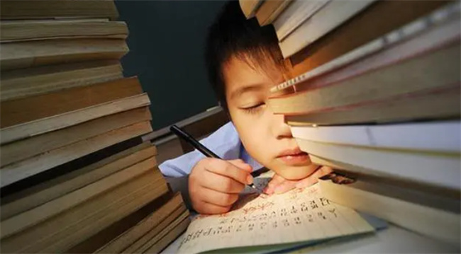 孩子一写作业就犯懒 父母先别急着批评他 可以试试这些做法 