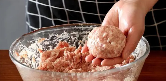 江南狮子头好吃的秘诀 手法很重要 懂了轻松做美食播报文章 
