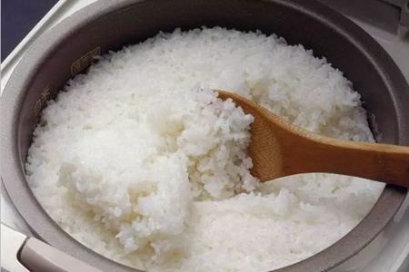 米饭夹生了怎么办？掌握这4个方法就不怕米饭夹生浪费了