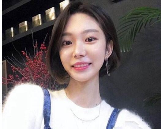 偏分设计款短发发型加入烫发效果更好