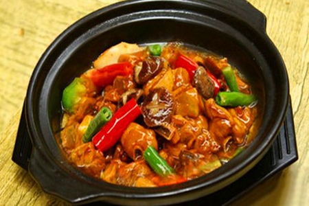 黄焖鸡的做法，这款家庭版黄焖鸡做法色香味美