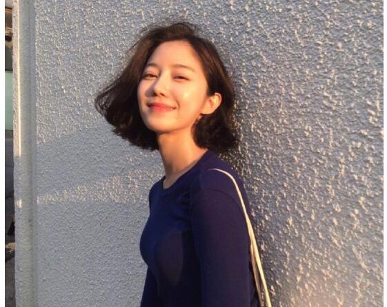 偏分设计款短发发型加入烫发效果更好