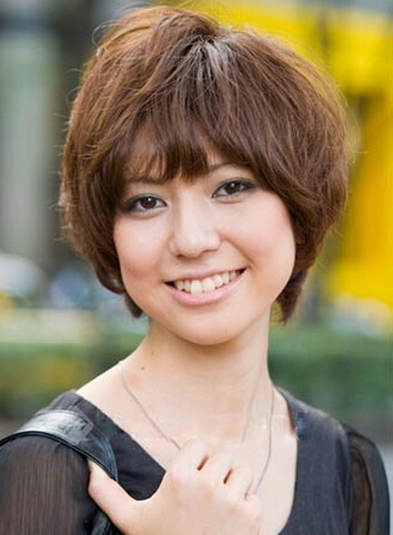 夏季短发街拍发型 凸显了女生清新迷人的气息