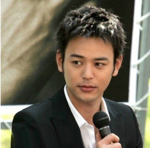 2023时尚潮流男生烫发发型 呈现出潮男的迷人魅力