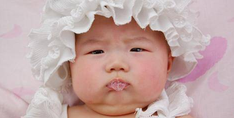 一个月宝宝吐泡泡是怎么回事 一个月宝宝老是吐泡泡怎么办