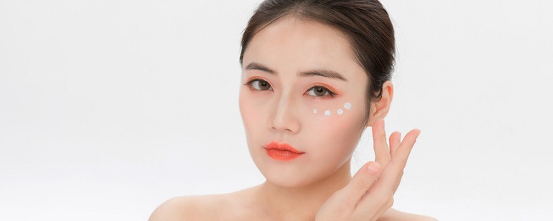  眼部精华露和眼霜的使用方法 眼部精华露与眼霜区别 
