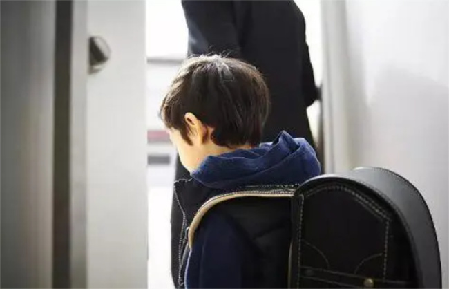 心疼 孩子每天背超重书包上学 家长如何帮忙“减负” 