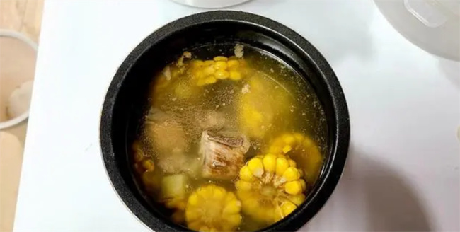 煲排骨玉米汤时切记不要焯水 这样做汤鲜味美 营养又好喝 