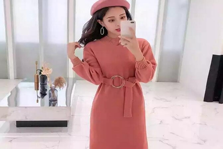 女人春季穿搭印花裙装，秒变成时髦女郎