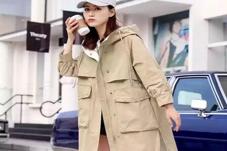 女人春季穿搭印花裙装，秒变成时髦女郎