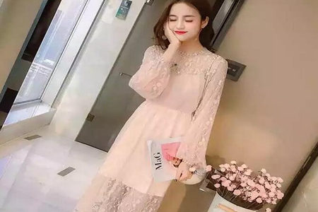 女人春季穿搭印花裙装，秒变成时髦女郎