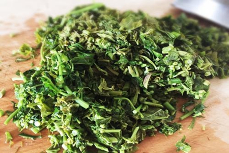 香椿炒鸡蛋的家常做法，香椿炒鸡蛋口味独特味道鲜美