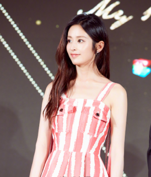 时尚性感的迷人长卷发发型  唯美女神范