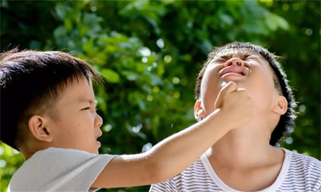 ​小朋友打架该如何教育 幼儿打架怎么处理 