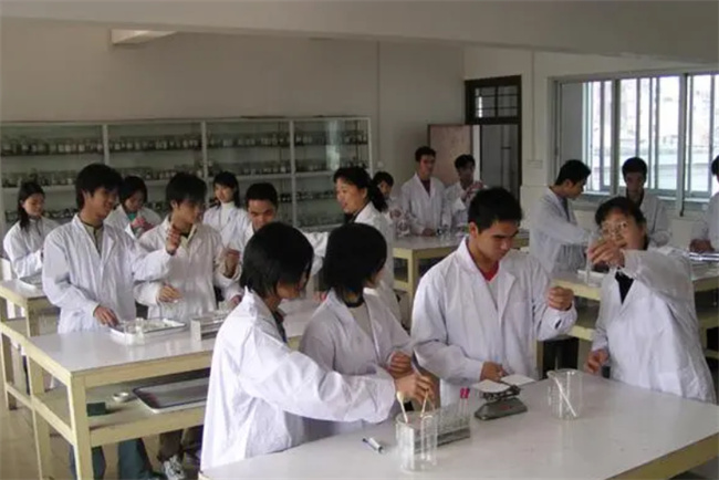 初中毕业成绩不好  读什么专业学校  两个建议家长多看看 