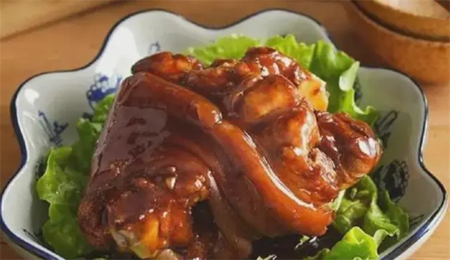 买肘子 分清“前肘和后肘” 哪个瘦肉多 哪个胶质多 区别大 