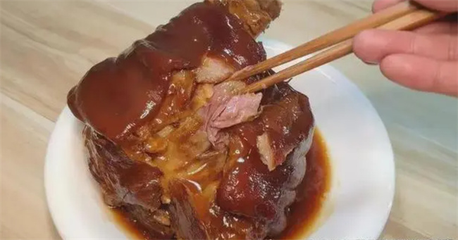 买肘子 分清“前肘和后肘” 哪个瘦肉多 哪个胶质多 区别大 