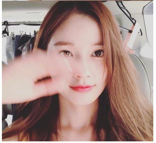 气质美女中分中长发发型