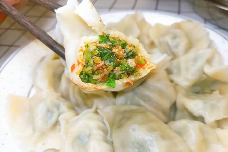  荠菜饺子馅怎么做好吃，这款荠菜饺子的做法鲜美多汁