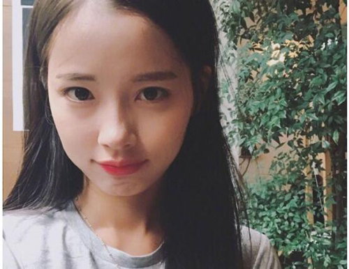 气质美女中分中长发发型